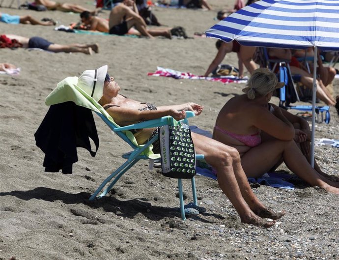 Archivo - Una mujer tomando el sol en la playa de La Malagueta. En Málaga (Andalucía, España), a 19 de julio de 2020.