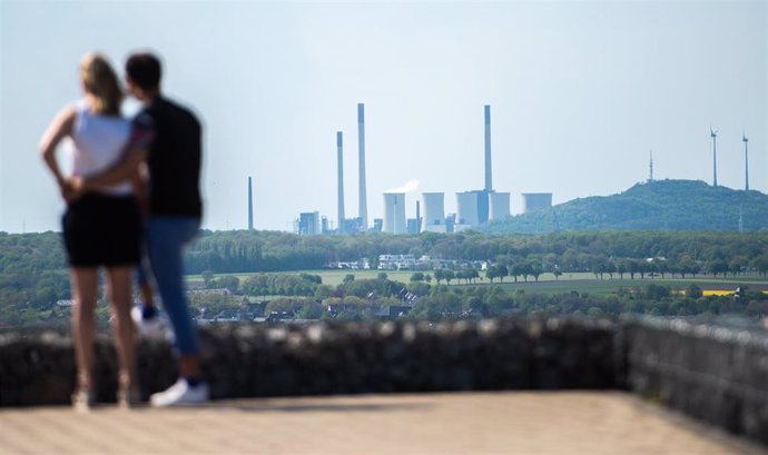 Archivo - 09 May 2021, North Rhine-Westphalia, Bochum: A couple stands on the Hoheward slag heap and looks down on the Uniper power plants in Gelsenkirchen. Photo: Jonas Güttler/dpa