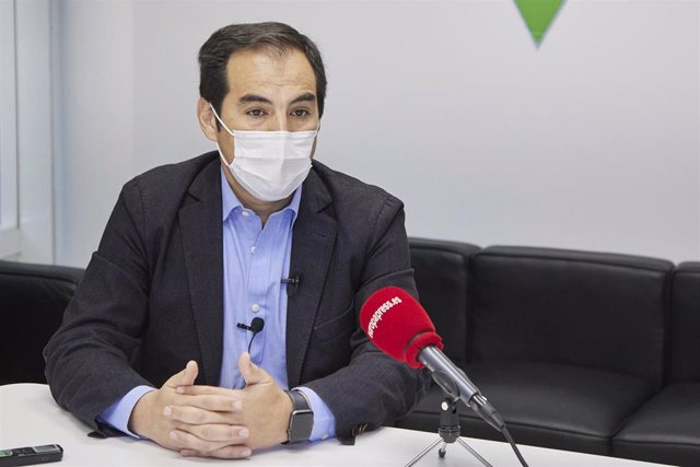 El portavoz del grupo parlamentario Popular, José Antonio Nieto, posa durante la entrevista a EuropaPress en la sede del Partido Popular de Andalucía