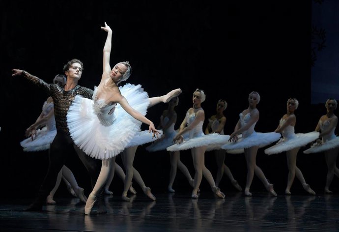 Archivo - Liam Blair (Siegfried) und Mika Yoneyama (Odette) sowie Corps de ballet  in "Schwanensee" - Ballett von Ben Van Cauwenbergh nach Marius Petipa. Musik von Pjotr I. Tschaikowski. AALTO BALLETT ESSEN