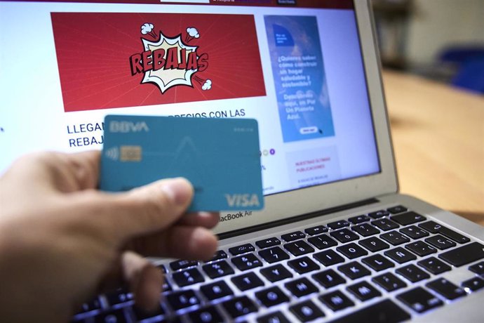 Una persona compra con su tarjeta de crédito durante la semana en que han dado comienzo las Rebajas Online, a 4 de enero de 2022, en Madrid, (España). 