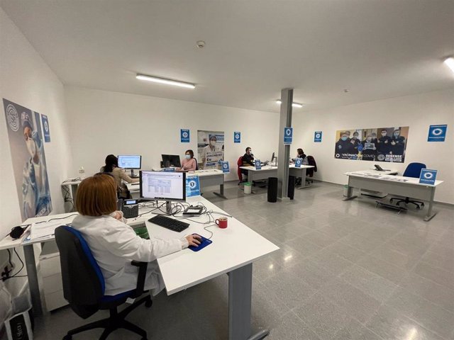 Archivo - Equipo especial de Atención Primaria para la vacunación frente a la Covid-19 en el área sanitaria de Ourense.