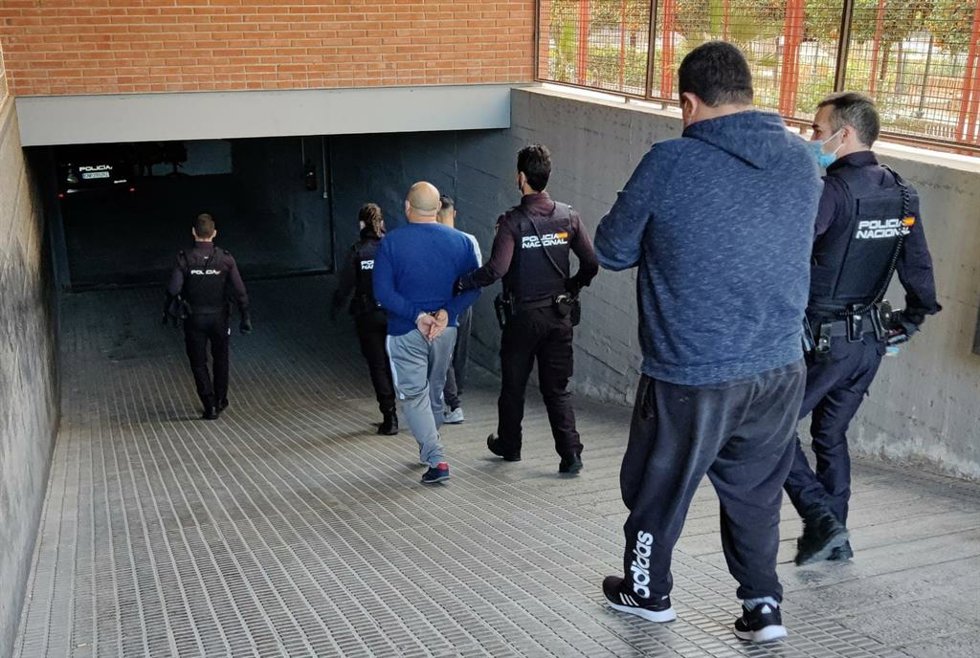 Agentes acompañan a los detenidos por un presunto delito de secuestro
