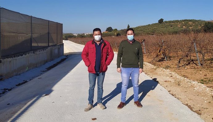 El delegado de Infraestructuras Rurales, Manuel Olmo (dcha.), visita el camino 'De las Cruces' de Montemayor.