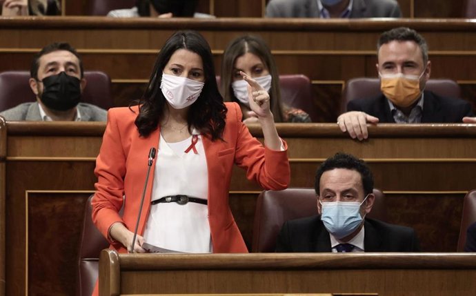Archivo - La líder de Cs, Inés Arrimadas, interviene en una sesión plenaria, en el Congreso 