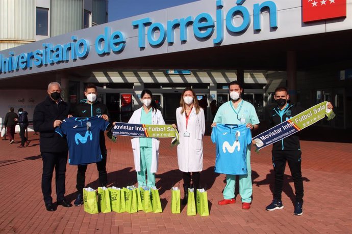 Los niños hospitalizados en el Hospital Universitario de Torrejón reciben regalos del Inter Movistar de Torrejón