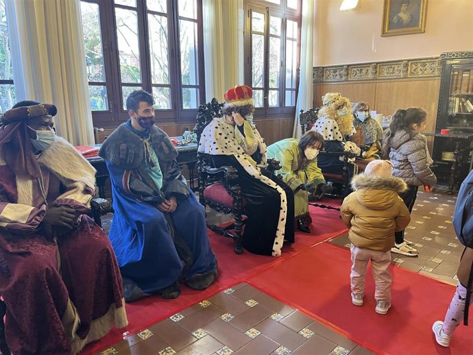 Los Reyes Magos reciben a los primeros niños en la sede de Cruz Roja