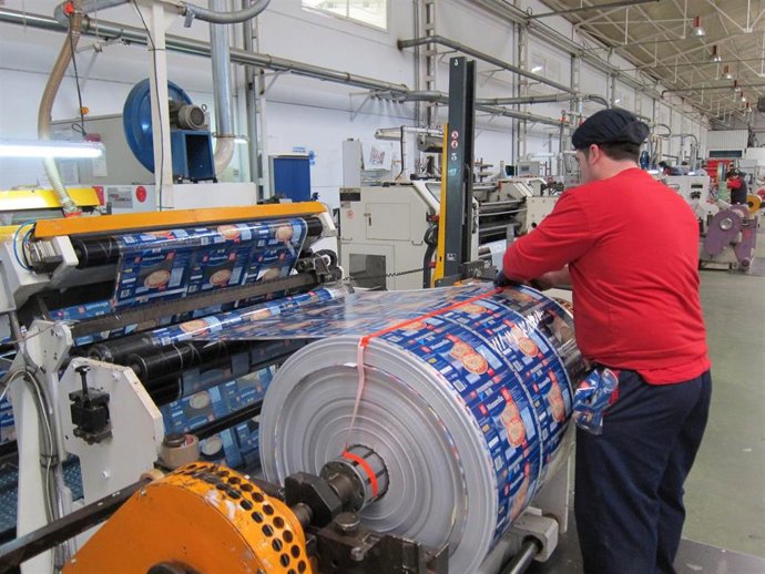 Archivo - Fabricación de materias plásticas y sus manufacturas, en una imagen de archivo.