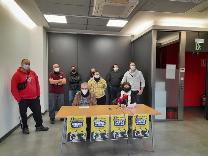 Representantes de ELA y LAB, durante la rueda de prensa