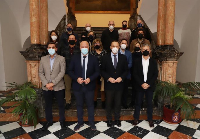 El presidente de la Diputación, Antonio Ruiz (segundo por la izda.), y el rector, José Carlos Gómez Villamandos (tercero), junto a representantes de la institución provincial y de la UCO, tras la firma de los acuerdos.