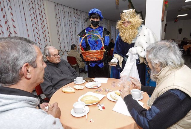 Los Reyes Magos visitan los centros de mayores de Huelva.