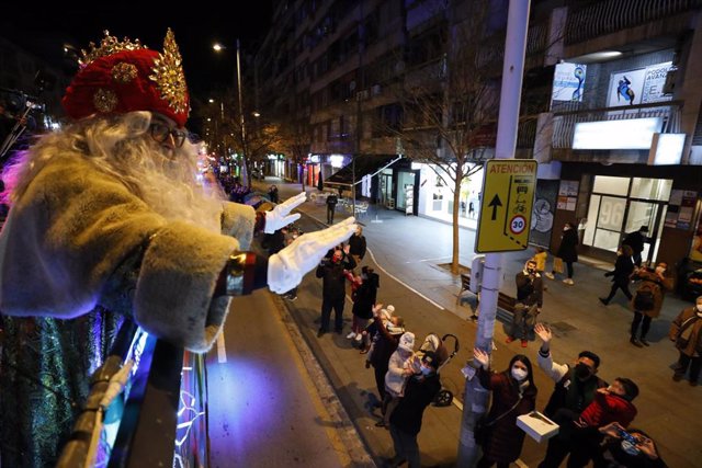 Archivo - Cabalgata de los Reyes Magos. Este año, como consecuencia de la pandemia del coronavirus, los Reyes Magos recorren la ciudad de Granada en un autobús descapotable. En Granada (Andalucía, España), a 05 de enero de 2021.