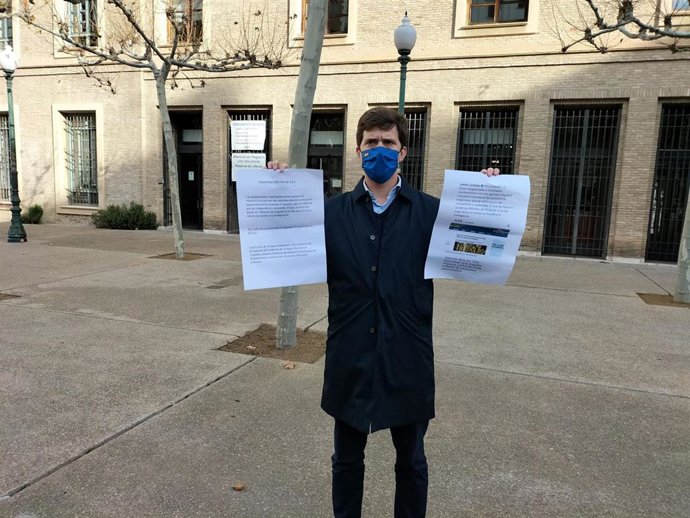 El presidente del Partido Popular de Zaragoza y portavoz de Agricultura, Ganadería y Medio Ambiente en las Cortes de Aragón, Ramón Celma, muestra la proposición que presentarña el PP en las Cortes pidiendo la dimisión del ministro Garzón.