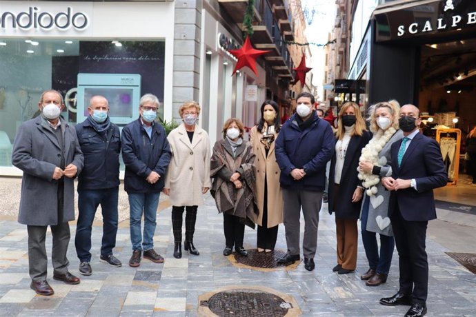 Miembros del PP junto a representantes de los comercios de la Región