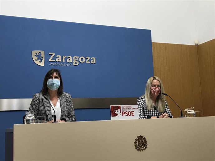 La portavoz del grupo municipal del PSOE en el Ayuntamiento de Zaragoza, Lola Ranera, y la concejal socialista, Ros Cihuelo