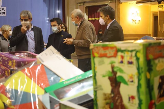 El president del Govern, Pere Aragonès, visita el Casino l'Aliança del Poblenou per la campanya Cap Nen Sense Joguina