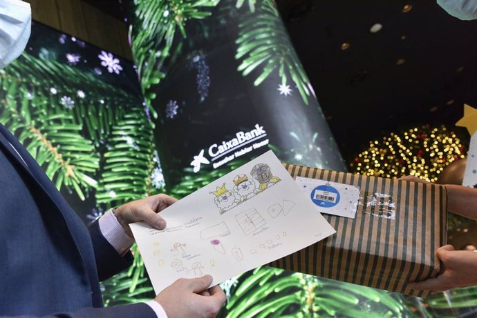 Una carta y un regalo de la campaña 'El árbol de los sueños' de CaixaBank