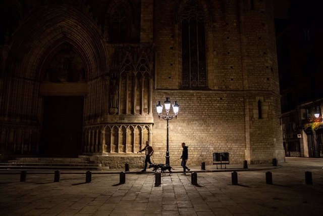 Arxiu - Un carrer de Barcelona buit durant el toc de queda