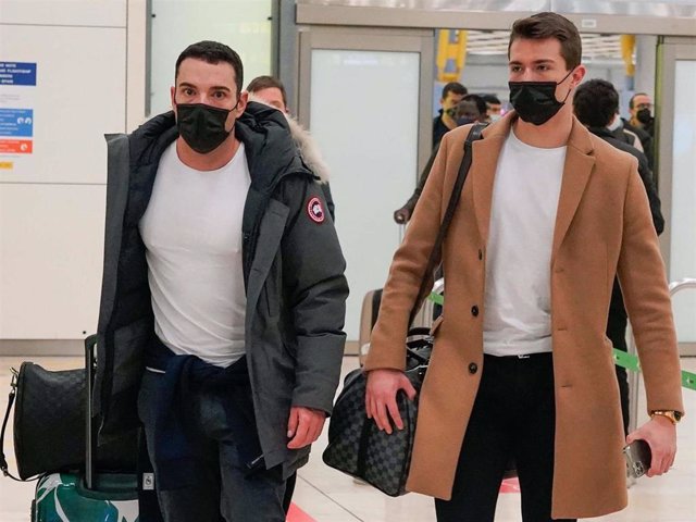 Antonio Rossi y su novio, Hugo Fuertes, a su llegada a Madrid tras dar la bienvenida a 2022 con una inolvidable escapada a Nueva York