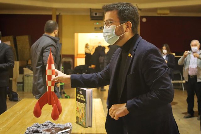 El president de la Generalitat, Pere Aragonès, amb la reproducció del coet de Tintín 