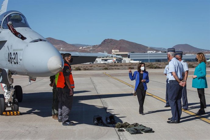 La ministra de Defensa, Margarita Robles, durante su visita a la Base Aérea de Gando