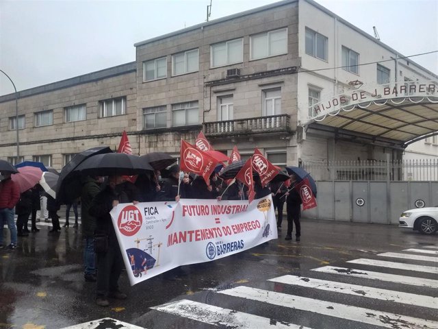 Concentración de trabajadores a las puertas del astillero Hijos de J. Barreras de Vigo.