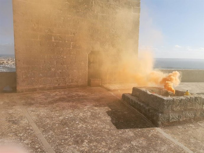 Archivo - Encendido de torres, talaias y talaiots.