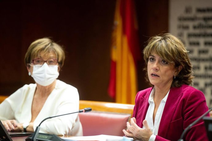 Archivo - La vicepresidenta primera de la mesa, Maria Luisa Bustinduy Barrero (i) y la Fiscal del Estado, Dolores Delgado y el presidente de la mesa, Joan Lerma Blasco (d), comparecen en una Comisión de Justicia en el Senado, a 18 de noviembre de 2021, 