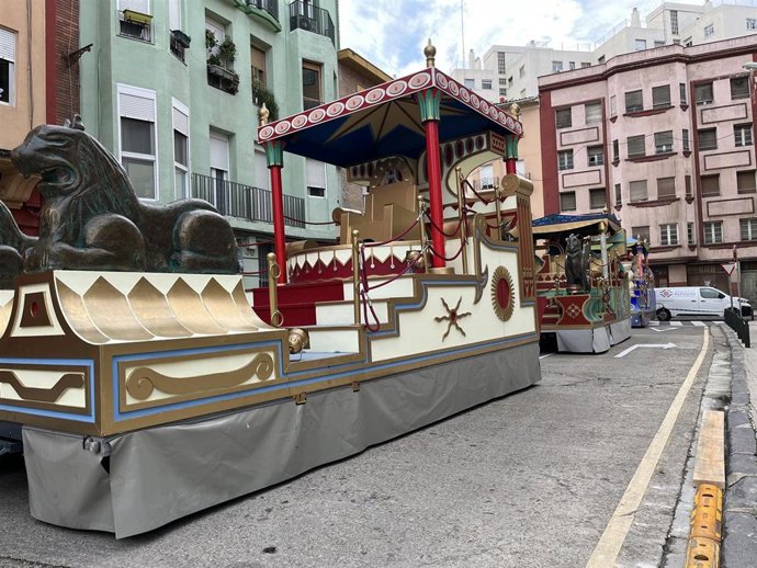 Las carrozas de los Reyes Magos en el entorno del colegio Joaquín Costa