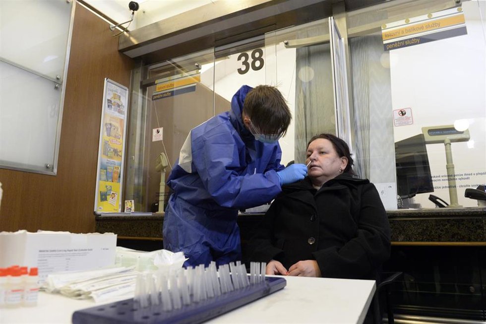 Archivo - Prueba de coronavirus en República Checa.