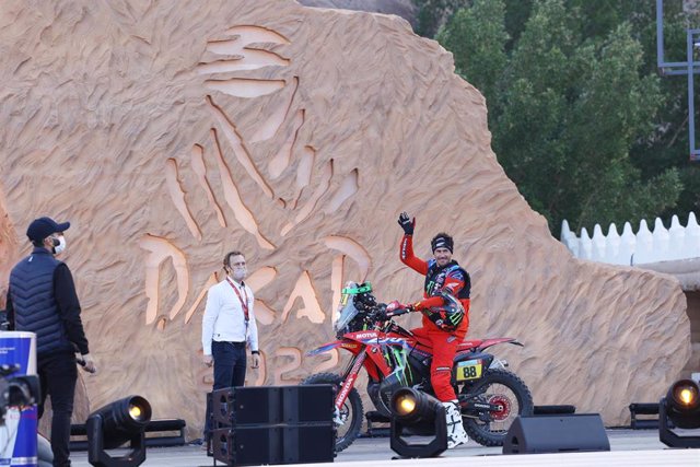 Joan Barreda saluda durante el Rally Dakar 2022
