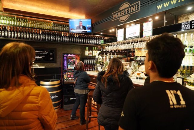 Archivo - Clientes en un bar, en Bilbao, Vizcaya, País Vasco (España), a 14 de marzo de 2020.