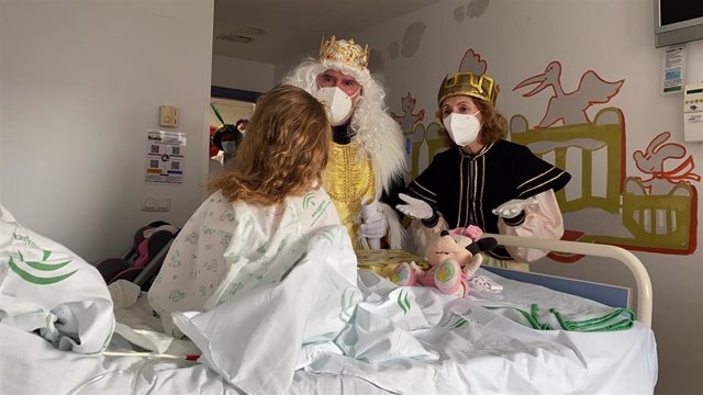 Los Reyes Magos reparten regalos a los niños ingresados en el Hospital Materno Infantil de Málaga.