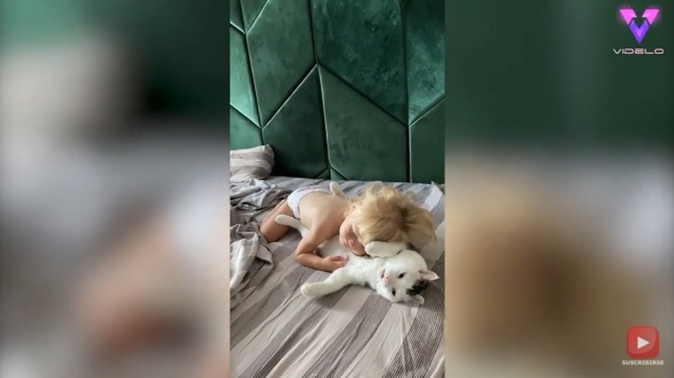 Esta niña y su gato son mejores amigos