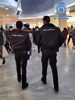 Agentes de la Policía Nacional en el centro comercial Bahía Sur.