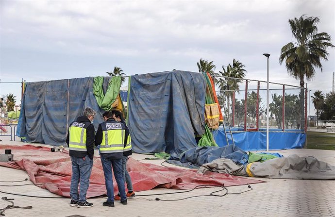 Agentes de la policía nacional investigan la atracción hinchable donde ha fallecido una menor, en la feria de Mislata, a 5 de enero de 2022, en Mislata, Valencia (España). 