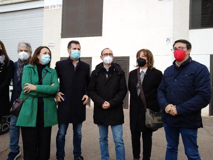 Luis Tudanca, cuarto por la derecha, junto a socialistas del PSOE de Salamanca a las puertas de las instalaciones de la empresa Algo Nuevo.