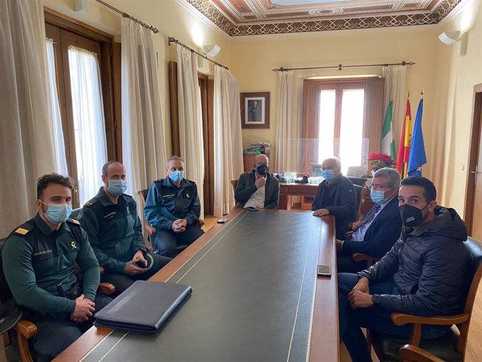 Reunión en el Ayuntamiento de Sorbas (Almería) con motivo de la 'rave' que se ha extendido cinco días.