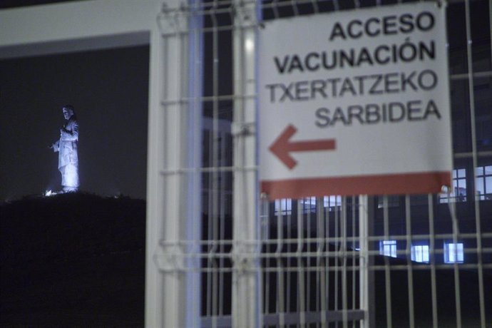 Acceso al centro de vacunación  en el Seminario de Pamplona.