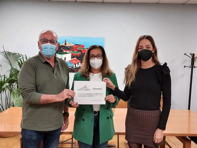 María Ruiz, representante de Saint-Gobain en Canarias, junto a Carlos Javier Cabrera, consejero de Hacienda, y María Rodríguez, consejera de Medio Ambiente del Cabildo de La Palma