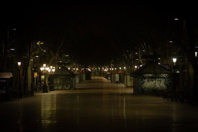 Archivo - Arxiu - La Rambla de Barcelona totalment buida durant el toc de queda