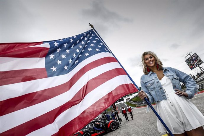 Archivo - Girl ambiance flag, drapeau during the Lone Star Le Mans 2020, 6 Hours of Circuit of The Americas, fifth round of the 2020 FIA World Endurance Championship season from February 21 to 23 at Austin, USA - Photo Clément Marin / DPPI