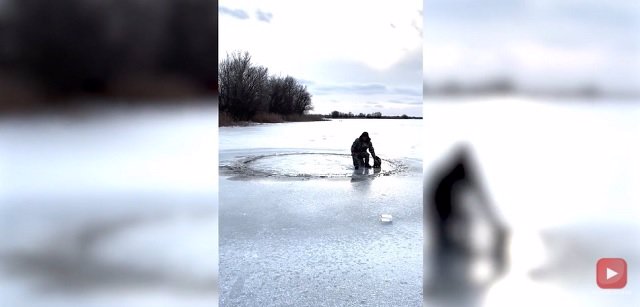 Un ruso construye una atracción encima de un lago helado en Rusia
