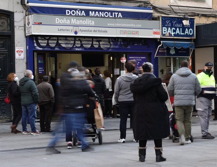 Varias personas en las inmediaciones de la administración de loterías Doña Manolita, tres días antes del Sorteo de La Lotería del Niño, a 3 de enero de 2022, en Madrid, (España). El segundo sorteo más importante del año pone en juego un total de 700 mil