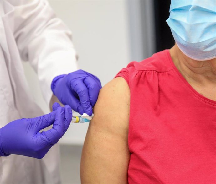Archivo - Una persona mayor se vacuna contra la gripe en el centro de Salud Baviera, a 25 de octubre de 2021, en Madrid, (España). Los madrileños mayores de 70 años reciben hoy la vacuna de la gripe y se administrará junto con la tercera dosis contra el