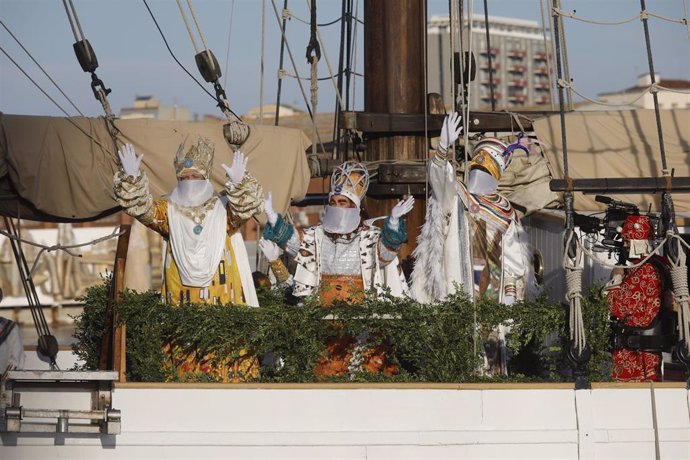 Los Reyes Magos a su llegada por mar a Barcelona, a 5 de enero de 2022.