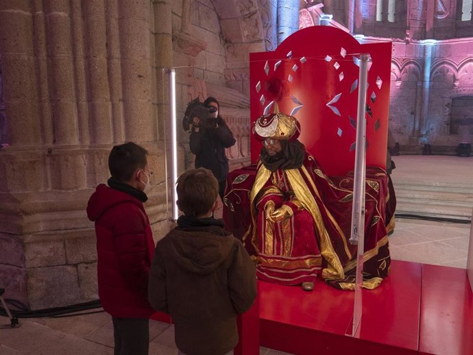 Dos niños entregan sus cartas a  los reyes en una cabalgata estática en el parque de Bonaval en Santiago de Compostela