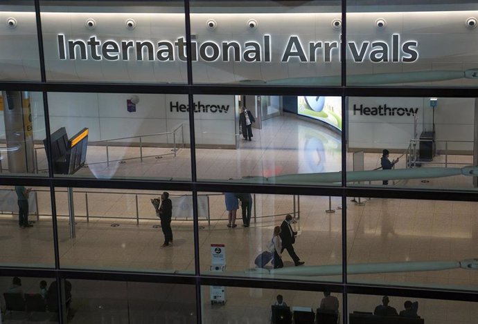 Archivo - Personas en el Aeropuerto de Heathrow, en Londres, la capital de Reino Unido. 