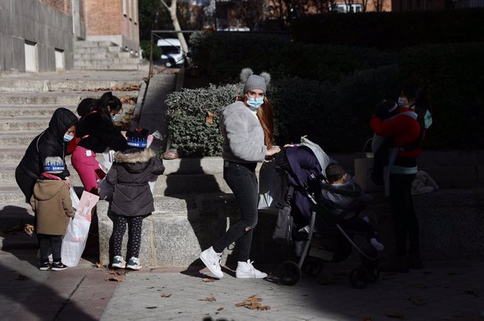 Varias familias con los regalos que la Fundación Madrina ha entregado a las familias vulnerables, en la plaza de San Amaro, a 5 de enero de 2021, en Madrid (España). El objetivo de los actos de la Fundación durante las fiestas navideñas es ayudar a las 