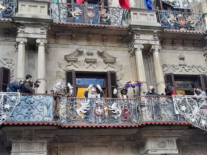 Los Reyes Magos, en el balcón del Ayuntamiento de Pamplona